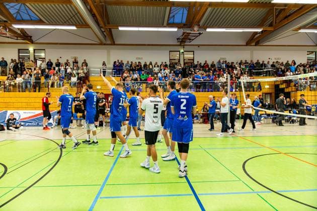 26 04 2025, GER, Volleyball, 2 BL Maenner Sued, Season 2024 2025, Blue Volleys Gotha Ceratonia Volleys Eltmann the team of the Blue Volleys Gotha becomes champion in the 2 Bundesliga Maenner Sued, Season 24 25 and thanks the fans, with in the picture Tim Wagner Blue Volleys Gotha , Len Spankowski Blue Volleys Gotha , Richard Werner Blue Volleys Gotha 99867 Gotha Sporthalle Sportanlage Ernesti Thüringen Germany