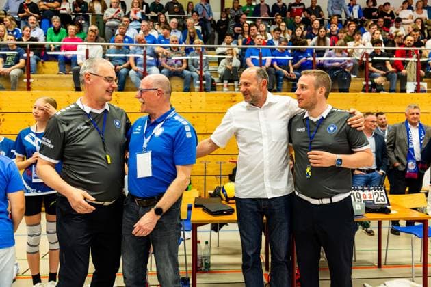 26 04 2025, GER, Volleyball, 2 BL Maenner Sued, Saison 2024 2025, Blue Volleys Gotha Ceratonia Volleys Eltmann Henke, Michael Referee is retired, with in the picture Müller Beck, Andre, Wolfgang Menges and Tado Karlovic CERATONIA Volleys Eltmann 99867 Gotha Sporthalle Sportanlage Ernesti Thüringen Germany