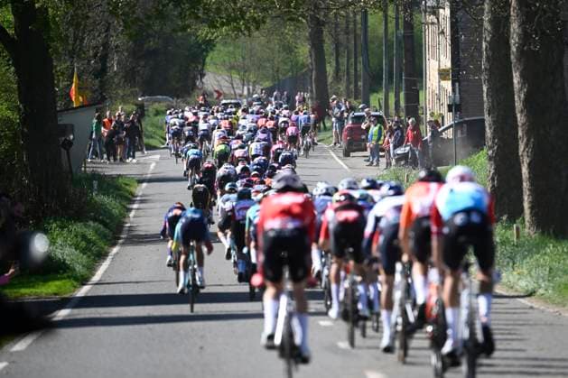 Liege Bastogne Liege 2025 Cycling Race LIEGE, BELGIUM - APRIL 27 : Illustration picture of the peloton during the 111th edition of Liege Bastogne Liege an UCI World Tour 1.UWT cycling race for Men Elite of 252 km with start and finish in Liege on April 27, 2025 in Liege, Belgium, 27 04 2025 ( Motordriver Guy De Vuyst - Liege Belgium  Copyright: xPeterxDexVoechtx