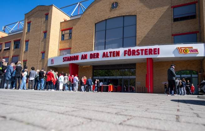 Soccer, Women, Season 2024 2025, 2 Bundesliga 23 Matchday , 1 FC Union Berlin Borussia Mönchengladbach, Fans in front of the entrance, 27 04 2025, Copyright: xSebastianxRäppold MatthiasxKochx