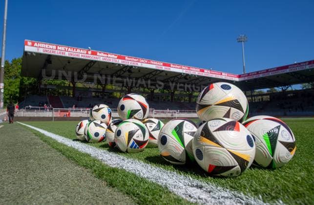 Soccer, Women, Season 2024 2025, 2 Bundesliga 23 Matchday , 1 FC Union Berlin Borussia Mönchengladbach, Balls on the pitch, 27 04 2025, Copyright: xSebastianxRäppold MatthiasxKochx