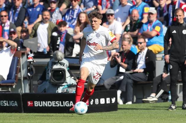 26 04 2025, xtgx, Fußball 1 Bundesliga, Holstein Kiel Borussia Mönchengladbach emspor, v l Nicolai Remberg Kiel, 22 Freisteller, Einzelbild, Ganzkoerper, single frame DFL DFB REGULATIONS PROHIBIT ANY USE OF PHOTOGRAPHS as IMAGE SEQUENCES and or QUASI VIDEO Kiel
