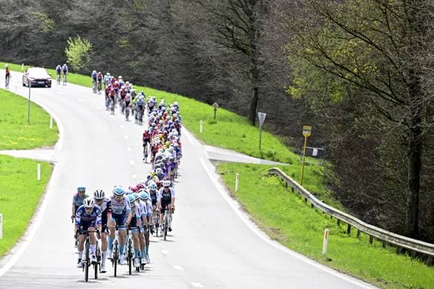 The pack of riders pictured in action during the men elite race of the Liege-Bastogne-Liege one day cycling event, 252km from Liege, over Bastogne to Liege, Sunday 27 April 2025. MAARTENxSTRAETEMANS  x121978231x