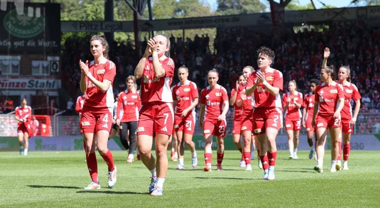 Marie Becker, Lisa Heiseler, Mannschaft konnt vom Erwärmen Sport Fußball Fußball 2 Bundesliga Damen Frauen Saison 2024 2025 27 04 2025 1 FC Union Berlin vs Borussia Mönchengladbach BMG DFL regulations prohibit any use of photographs as image sequences and or quasi video