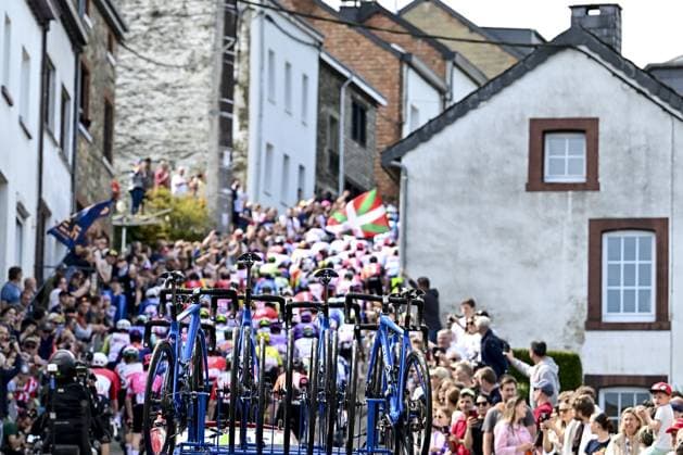 The pack of riders pictured in action during the men elite race of the Liege-Bastogne-Liege one day cycling event, 252km from Liege, over Bastogne to Liege, Sunday 27 April 2025. MAARTENxSTRAETEMANS  x121978700x