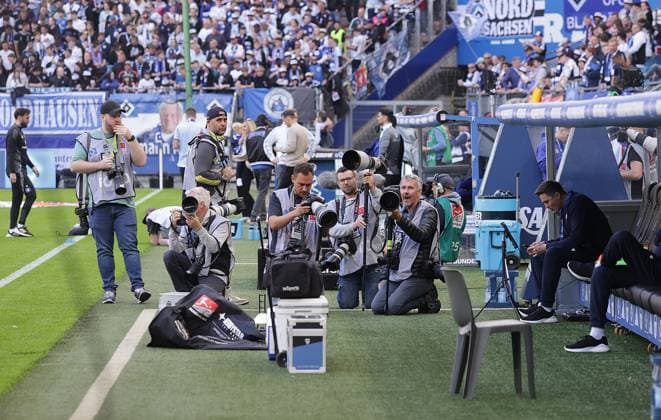 Photographers waiting for the right motif Football, Men, Season 2024 2025, 2 BL, Volksparkstadion, Hamburger SV vs Karlsruher SC DFL REGULATIONS PROHIBIT ANY USE OF PHOTOGRAPHS AS IMAGE SEQUENCES AND OR QUASI VIDEO