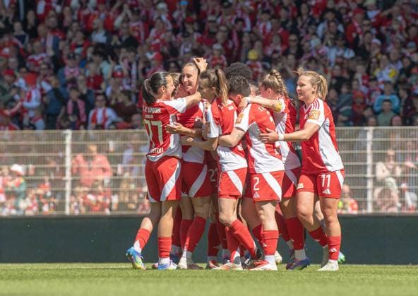 Soccer, Women, Season 2024 2025, 2 Bundesliga 23 Matchday , 1 FC Union Berlin Borussia Mönchengladbach, f l Korina Janez 1 FC Union , Celine Frank 1 FC Union , Anna Weiß 1 FC Union , Marie Becker 1 FC Union , Tomke Schneider 1 FC Union , Lisa Heiseler 1 FC Union , Dina Orschmann 1 FC Union , Celebration after goal to 1 0, 27 04 2025, Copyright: xSebastianxRäppold MatthiasxKochx