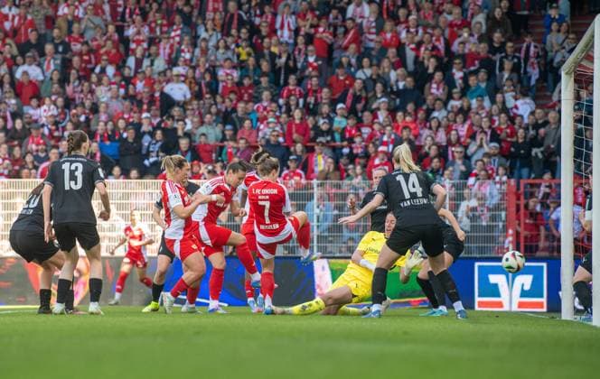 Soccer, Women, Season 2024 2025, 2 Bundesliga 23 Matchday , 1 FC Union Berlin Borussia Mönchengladbach, Anna Weiß 1 FC Union scores the goal for 1 0 against goalkeeper Luisa Palmen Mönchengladbach and Kyra van Leeuwe Mönchengladbach , 27 04 2025, Copyright: xSebastianxRäppold MatthiasxKochx