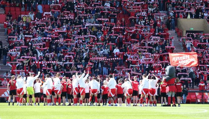Unionmannschaft vor voller HaupttribüneStadion an der Alten Försterei AF Sportstätte Übersicht Sport Fußball Fußball 2 Bundesliga Damen Frauen Saison 2024 2025 27 04 2025 1 FC Union Berlin vs Borussia Mönchengladbach BMG DFL regulations prohibit any use of photographs as image sequences and or quasi video