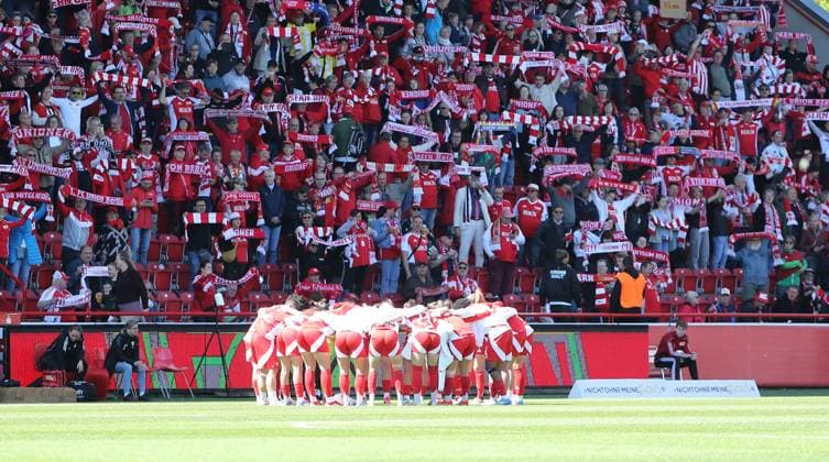 Unionmannschaft vor voller HaupttribüneStadion an der Alten Försterei AF Sportstätte Übersicht Sport Fußball Fußball 2 Bundesliga Damen Frauen Saison 2024 2025 27 04 2025 1 FC Union Berlin vs Borussia Mönchengladbach BMG DFL regulations prohibit any use of photographs as image sequences and or quasi video
