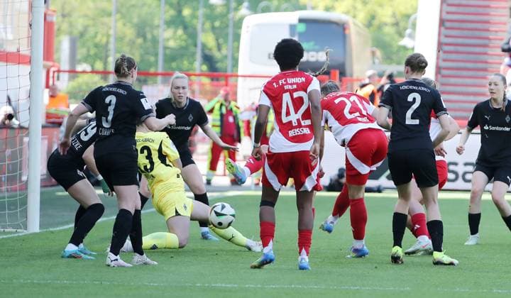 Anna Weiss scores the goal for 1 0 against Luisa Palmen duel Match scene Action Sport Football Soccer 2 Bundesliga Women Season 2024 2025 27 04 2025 1 FC Union Berlin vs Borussia Mönchengladbach BMG DFL regulations prohibit any use of photographs as image sequences and or quasi video