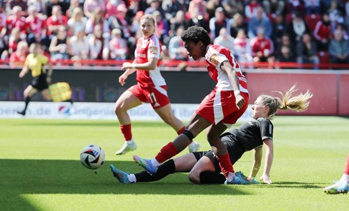 Naika Reissner scores the goal for 2 0 against Luisa Palmen duel Match scene Action Sport Football Soccer 2 Bundesliga Women Women Season 2024 2025 27 04 2025 1 FC Union Berlin vs Borussia Mönchengladbach BMG DFL regulations prohibit any use of photographs as image sequences and or quasi video