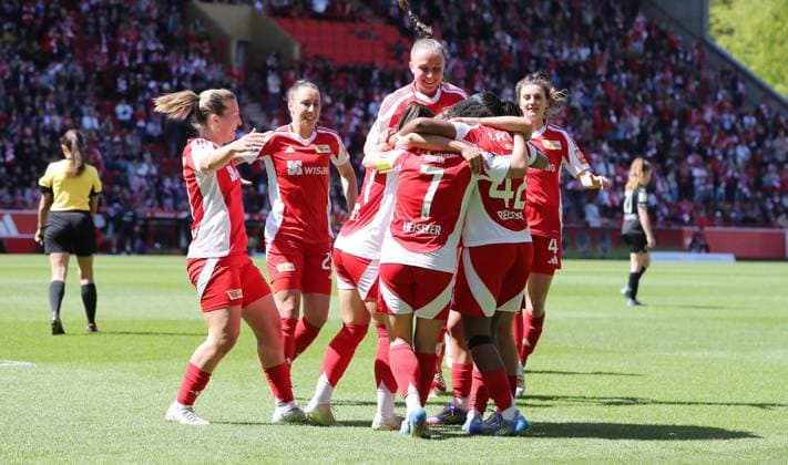 Naika Reissner celebrates after 2 0 with teammates Joy Emotion Cheers Sport Football Soccer 2 Bundesliga Women Women Season 2024 2025 27 04 2025 1 FC Union Berlin vs Borussia Mönchengladbach BMG DFL regulations prohibit any use of photographs as image sequences and or quasi video