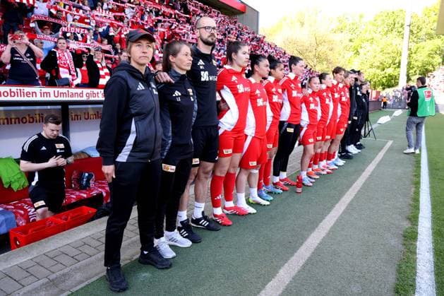 DEU, 2 BL, Frauen, 1 FC Union vs Borussia Moenchengladbach, 27 04 2025, Stadion Alte Foersterei, Berlin, DEU, 2 BL, Frauen, 1 FC Union vs Borussia Moenchengladbach, im Bild Cheftrainerin Ailien Poese 1 FC Union Berlin , Union Trainerreihe DFL regulations prohibit any use of Photographs as image sequences and or quasi video nordphotoxGmbHx xEngler nph00076