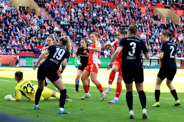 DEU, 2 BL, Women, 1 FC Union vs Borussia Moenchengladbach, 27 04 2025, Stadion Alte Foersterei, Berlin, DEU, 2 BL, Women, 1 FC Union vs Borussia Moenchengladbach, in picture 1 by Anna Weiss 1 FC Union Berlin 21 , Dina Orschmann 1 FC Union Berlin 11 , Yvonne Brietzke Moenchengladbach 19 , Luisa Palmen Moenchengladbach 23 , Carolin Corres Moenchengladbach 3 , Miriam Arici Moenchengladbach 2 DFL regulations prohibit any use of Photographs as image sequences and or quasi video nordphotoxGmbHx xEngler nph00076