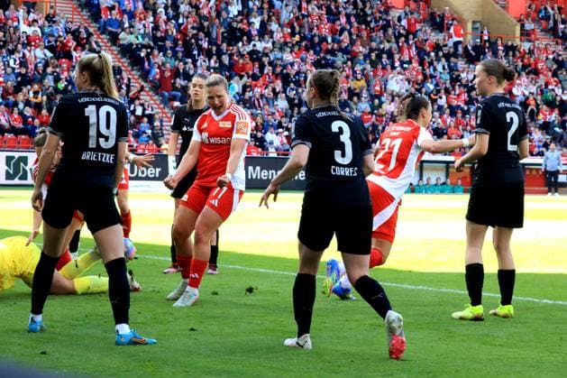 DEU, 2 BL, Women, 1 FC Union vs Borussia Moenchengladbach, 27 04 2025, Stadion Alte Foersterei, Berlin, DEU, 2 BL, Women, 1 FC Union vs Borussia Moenchengladbach, pictured 1 by Anna Weiss 1 FC Union Berlin 21 , Dina Orschmann 1 FC Union Berlin 11 , Yvonne Brietzke Moenchengladbach 19 , Carolin Corres Moenchengladbach 3 , Miriam Arici Moenchengladbach 2 DFL regulations prohibit any use of Photographs as image sequences and or quasi video nordphotoxGmbHx xEngler nph00076