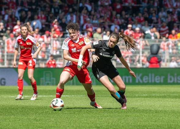 Soccer, Women, Season 2024 2025, 2 Bundesliga 23 Matchday , 1 FC Union Berlin Borussia Mönchengladbach, v l Tomke Schneider 1 FC Union , Kiki Scholten Mönchengladbach , 27 04 2025, Copyright: xSebastianxRäppold MatthiasxKochx