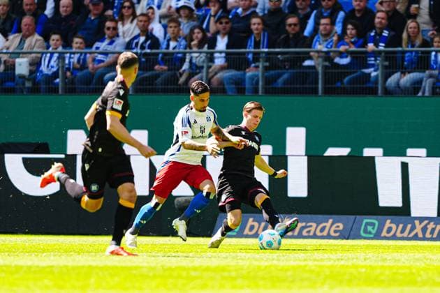Ludovit Reis Hamburger SV, 14 , Christoph Kobald Karlsruher SC, 22 GER, Hamburger SV vs Karlsruher SC, Football, 2 Bundesliga, Matchday 31, Season 2024 2025, 27 04 2025 DFL REGULATIONS PROHIBIT ANY USE OF PHOTOGRAPHS AS IMAGE SEQUENCES AND OR QUASI VIDEO GER, Hamburger SV vs Karlsruher SC, Football, 2 Bundesliga, Matchday 31, Season 2024 2025, 27 04 2025 Hamburg Copyright: xEibner-Pressefoto MarcelxvonxFehrnx EP_MFN