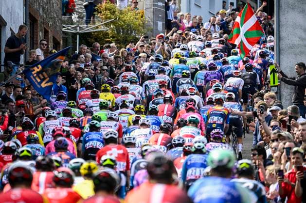 Liege Bastogne Liege 2025 Cycling Race LIEGE, BELGIUM - APRIL 27 : Illustration picture of the peloton during the 111th edition of Liege Bastogne Liege an UCI World Tour 1.UWT cycling race for Men Elite of 252 km with start and finish in Liege on April 27, 2025 in Liege, Belgium, 27 04 2025 ( Motordriver Guy De Vuyst - Liege Belgium  Copyright: xPeterxDexVoechtx