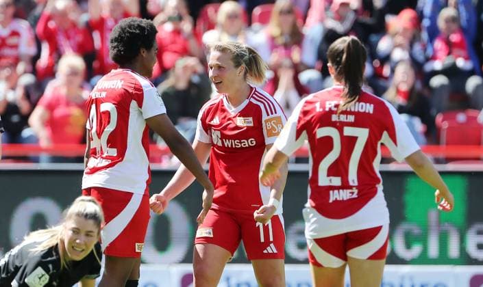 Dina Orschmann cheers after 3 1 with Naika Reissner, Korina Janez joy emotion jubilation Sport Football Soccer 2 Bundesliga Women Women Season 2024 2025 27 04 2025 1 FC Union Berlin vs Borussia Mönchengladbach BMG DFL regulations prohibit any use of photographs as image sequences and or quasi video