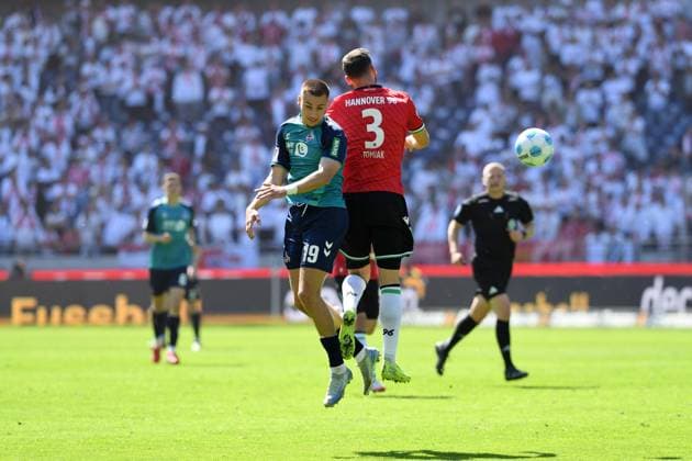 Tim Lemperle 1 FC Koeln and Boris Tomiak Hannover 96 battle for the ball during the 2 Bundesliga match between Hannover 96 and 1 FC Köln at Heinz von Heiden Arena on April 27, 2025 in Hannover, Germany, Germany Photo by Ralf Treese DeFodi Images Tim Lemperle 1 FC Koeln and Boris Tomiak Hannover 96 battle for the ball during the 2 Bundesliga match between Hannover 96 and 1 FC Köln at Heinz von Heiden Arena on April 27, 2025 in Hanover, Germany Photo by Ralf Treese DeFodi Images DFB DFL REGULATIONS PROHIBIT ANY USE OF PHOTOGRAPHS AS IMAGE SEQUENCES AND OR QUASI VIDEO Photo by Ralf Treese DeFodi Images