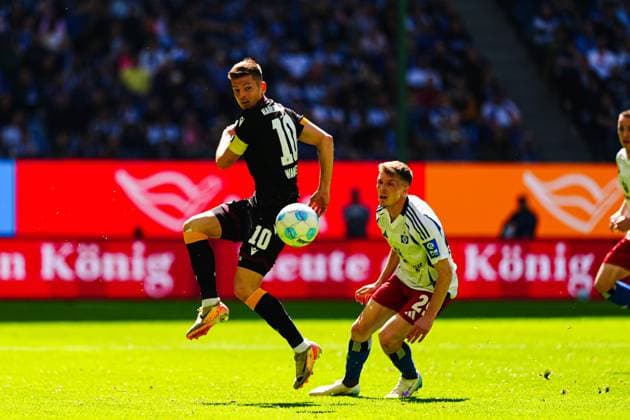 Marvin Wanitzek Karlsruher SC, 10 , Emir Sahiti Hamburger SV, 29 GER, Hamburger SV vs Karlsruher SC, Football, 2 Bundesliga, Matchday 31, Season 2024 2025, 27 04 2025 DFL REGULATIONS PROHIBIT ANY USE OF PHOTOGRAPHS AS IMAGE SEQUENCES AND OR QUASI VIDEO GER, Hamburger SV vs Karlsruher SC, Football, 2 Bundesliga, Matchday 31, Season 2024 2025, 27 04 2025 Hamburg Copyright: xEibner-Pressefoto MarcelxvonxFehrnx EP_MFN