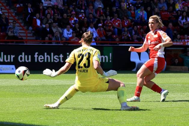 DEU, 2 BL, Frauen, 1 FC Union vs Borussia Moenchengladbach, 27 04 2025, Stadion Alte Foersterei, Berlin, DEU, 2 BL, Frauen, 1 FC Union vs Borussia Moenchengladbach, im Bild Dina Orschmann 1 FC Union Berlin 11 , Luisa Palmen Moenchengladbach 23 DFL regulations prohibit any use of Photographs as image sequences and or quasi video nordphotoxGmbHx xEngler nph00076