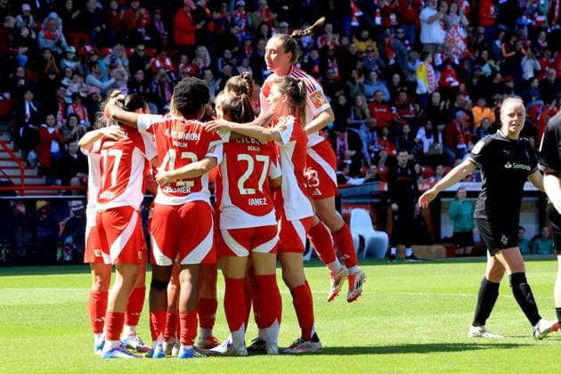 DEU, 2 BL, Frauen, 1 FC Union vs Borussia Moenchengladbach, 27 04 2025, Stadion Alte Foersterei, Berlin, DEU, 2 BL, Frauen, 1 FC Union vs Borussia Moenchengladbach, im Bild 3 1 durch Lisa Heiseler 1 FC Union Berlin 7 , Anna Weiss 1 FC Union Berlin 21 , Naika Reissner 1 FC Union Berlin 42 , Union Spielerinnenkreis, DFL regulations prohibit any use of Photographs as image sequences and or quasi video nordphotoxGmbHx xEngler nph00076