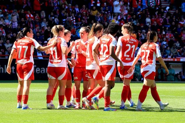 DEU, 2 BL, Frauen, 1 FC Union vs Borussia Moenchengladbach, 27 04 2025, Stadion Alte Foersterei, Berlin, DEU, 2 BL, Frauen, 1 FC Union vs Borussia Moenchengladbach, im Bild 3 1 durch Lisa Heiseler 1 FC Union Berlin 7 , Anna Weiss 1 FC Union Berlin 21 , Naika Reissner 1 FC Union Berlin 42 , Union Spielerinnenkreis, DFL regulations prohibit any use of Photographs as image sequences and or quasi video nordphotoxGmbHx xEngler nph00076