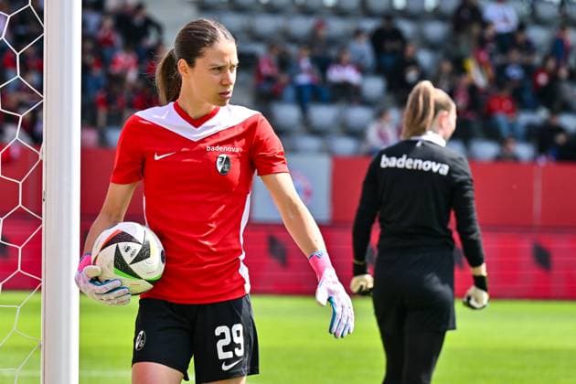 Google Pixel Womens Bundesliga FC Bayern Munich SC Freiburg 27 04 2025 on the ball Julia KASSEN SC Freiburg Women 29 single photo clipping Womens Bundesliga FC Bayern Muenchen SC Freiburg, FC Bayern Campus on 27 04 2025 Copyright: xBEAUTIFULxSPORTS Goldbergx