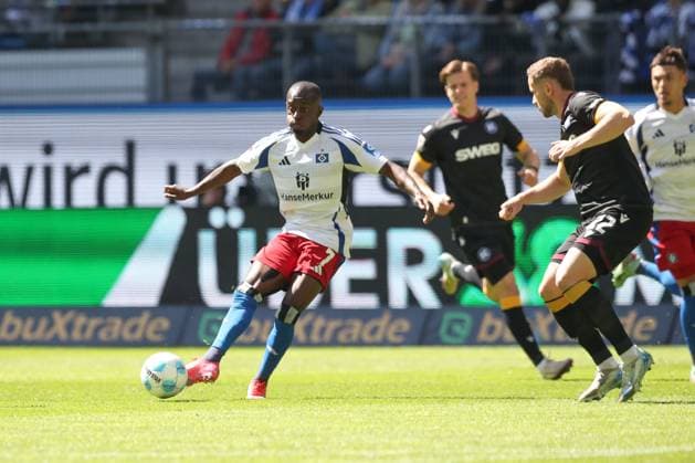 27 04 2025, xtgx, Soccer 2 Bundesliga, Hamburger SV Karlsruher SC emspor, v l Jean Luc Dompe HSV DFL DFB REGULATIONS PROHIBIT ANY USE OF PHOTOGRAPHS as IMAGE SEQUENCES and or QUASI VIDEO Hamburg