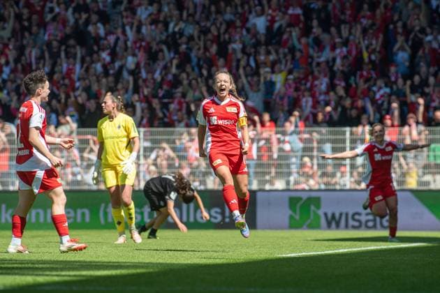 Soccer, Women, Season 2024 2025, 2 Bundesliga 23 Matchday , 1 FC Union Berlin Borussia Mönchengladbach, f l Tomke Schneider 1 FC Union , Lisa Heiseler 1 FC Union , Cheering after goal to 4 1, 27 04 2025, Copyright: xSebastianxRäppold MatthiasxKochx