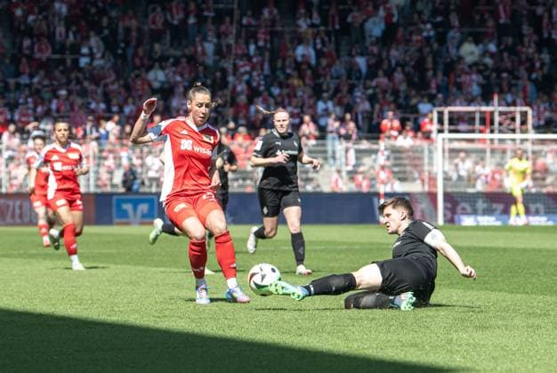 Soccer, Women, Season 2024 2025, 2 Bundesliga 23 Matchday , 1 FC Union Berlin Borussia Mönchengladbach, v l Anna Weiß 1 FC Union , Paula Klensmann Mönchengladbach , 27 04 2025, Copyright: xSebastianxRäppold MatthiasxKochx