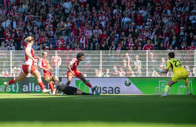 Soccer, Women, Season 2024 2025, 2 Bundesliga 23 Matchday , 1 FC Union Berlin Borussia Mönchengladbach, Naika Reissner 1 FC Union scores the goal for 2 0 against goalkeeper Luisa Palmen Mönchengladbach , 27 04 2025, Copyright: xSebastianxRäppold MatthiasxKochx