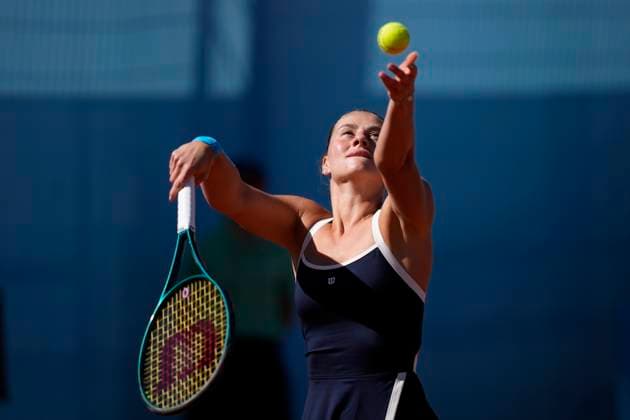 April 27, 2025, Madrid, Madrid, Spain: Marta Kostiuk of Ukraine in action against Veronika Kudermetova of Russia during the Mutua Madrid Open 2025, ATP, Tennis Herren Masters 1000 and WTA, Tennis Damen 1000 tennis tournament, celebrated at Caja Magica on April 27, 2025 in Madrid, Spain. Madrid Spain - ZUMAa181 20250427_zaa_a181_045 Copyright: xOscarxJ.xBarrosox
