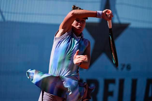 April 27, 2025, Madrid, Madrid, Spain: Veronika Kudermetova of Russia in action against Marta Kostiuk of Ukraine during the Mutua Madrid Open 2025, ATP, Tennis Herren Masters 1000 and WTA, Tennis Damen 1000 tennis tournament, celebrated at Caja Magica on April 27, 2025 in Madrid, Spain. Madrid Spain - ZUMAa181 20250427_zaa_a181_055 Copyright: xOscarxJ.xBarrosox
