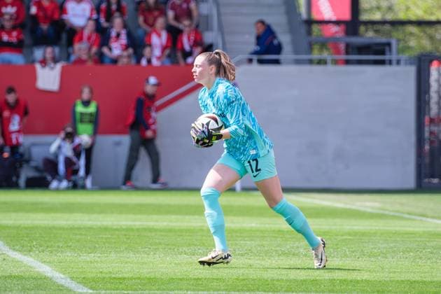 Rafaela Borggräfe 12, SC Freiburg can hold the shot of Giulia Gwinn 7, FC Bayern Munich hold at the match FC Bayern Munich v SC Freiburg, Football, Women, Google Pixel Women Bundesliga, 2024 2025, 20 Matchday on 27 04 2025 in Munich, FC Bayern Campus DFL and DFB regulations prohibit any use of photographs as image sequences and or quasi video Bayern Germany