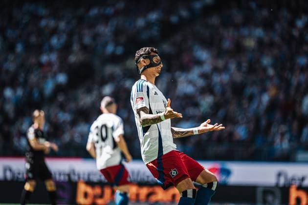 Soccer Men Season 2024 2025 2 Soccer Bundesliga 31 Matchday Hamburger SV vs Karlsruher SC 27 04 2025 Davie Selke 27, HSV annoys Hamburg Volksparkstadion Hamburg Germany