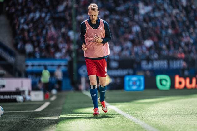 Soccer Men Season 2024 2025 2 Soccer Bundesliga 31 Matchday Hamburger SV vs Karlsruher SC 27 04 2025 Sebastian Schonlau 4, HSV runs in Hamburg Volksparkstadion Hamburg Germany