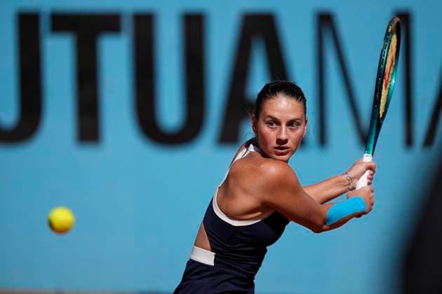 April 27, 2025, Madrid, Madrid, Spain: Marta Kostiuk of Ukraine in action against Veronika Kudermetova of Russia during the Mutua Madrid Open 2025, ATP, Tennis Herren Masters 1000 and WTA, Tennis Damen 1000 tennis tournament, celebrated at Caja Magica on April 27, 2025 in Madrid, Spain. Madrid Spain - ZUMAa181 20250427_zaa_a181_063 Copyright: xOscarxJ.xBarrosox