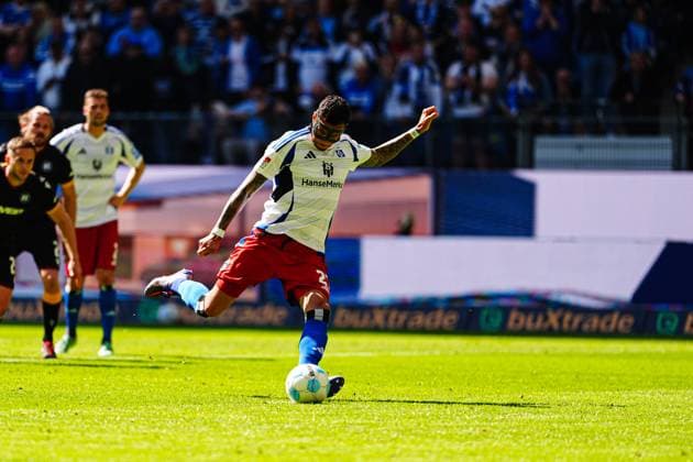 Goal to 1 1 from penalty kick Davie Selke Hamburger SV, 27 GER, Hamburger SV vs Karlsruher SC, Football, 2 Bundesliga, Matchday 31, Season 2024 2025, 27 04 2025 DFL REGULATIONS PROHIBIT ANY USE OF PHOTOGRAPHS AS IMAGE SEQUENCES AND OR QUASI VIDEO GER, Hamburger SV vs Karlsruher SC, Football, 2 Bundesliga, Matchday 31, Season 2024 2025, 27 04 2025 Hamburg Copyright: xEibner-Pressefoto MarcelxvonxFehrnx EP_MFN