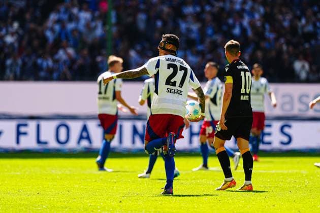 Goal celebration after scoring 1 1 from penalty kick Davie Selke Hamburger SV, 27 GER, Hamburger SV vs Karlsruher SC, Football, 2 Bundesliga, Matchday 31, Season 2024 2025, 27 04 2025 DFL REGULATES PROHIBIT ANY USE OF PHOTOGRAPHS AS IMAGE SEQUENCES AND OR QUASI VIDEO GER, Hamburger SV vs Karlsruher SC, Football, 2 Bundesliga, Matchday 31, Season 2024 2025, 27 04 2025 Hamburg Copyright: xEibner-Pressefoto MarcelxvonxFehrnx EP_MFN