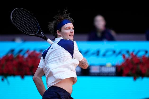 April 27, 2025, Madrid, Madrid, Spain: Aleksander Bublik of Kazakhstan in action against Andrey Rublev of Russia during the Mutua Madrid Open 2025, ATP, Tennis Herren Masters 1000 and WTA, Tennis Damen 1000 tennis tournament, celebrated at Caja Magica on April 27, 2025 in Madrid, Spain. Madrid Spain - ZUMAa181 20250427_zaa_a181_086 Copyright: xOscarxJ.xBarrosox