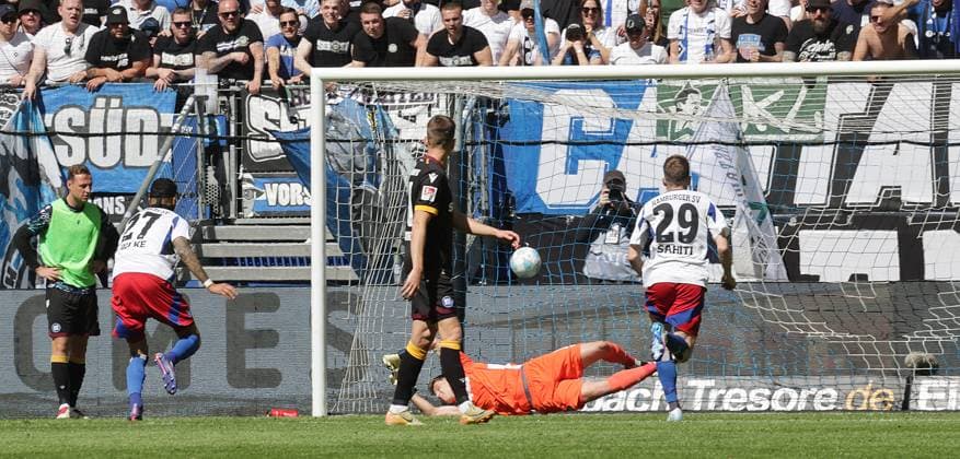 Davie Selke HSV scores to make it 1 1 from the penalty spot Football, Men, Season 2024 2025, 2 BL, Volksparkstadion, Hamburger SV vs Karlsruher SC DFL REGULATIONS PROHIBIT ANY USE OF PHOTOGRAPHS AS IMAGE SEQUENCES AND OR QUASI VIDEO