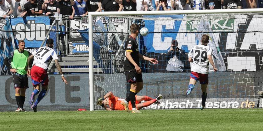 Davie Selke HSV scores to make it 1 1 from the penalty spot Football, Men, Season 2024 2025, 2 BL, Volksparkstadion, Hamburger SV vs Karlsruher SC DFL REGULATIONS PROHIBIT ANY USE OF PHOTOGRAPHS AS IMAGE SEQUENCES AND OR QUASI VIDEO