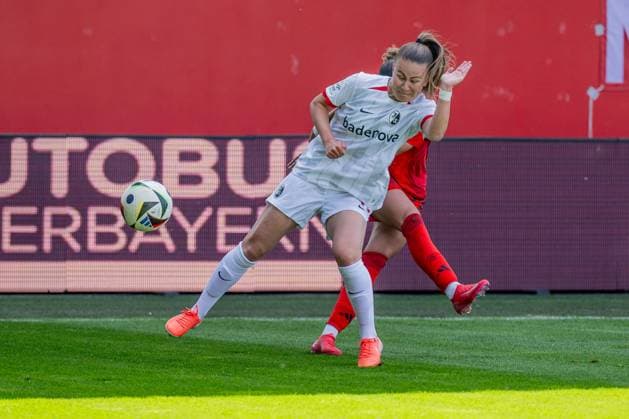 Fight for the ball duel between Annabel Schasching SC Freiburg Women, 19 and Arianna Caruso FC Bayern Muenchen Women, 27 FC Bayern Muenchen Women vs SC Freiburg, Football, Google Pixel Women Bundesliga, Matchday 20, Season 2024 2025, 27 04 2025 DFL DFB REGULATIONS PROHIBIT ANY USE OF PHOTOGRAPHS as IMAGE SEQUENCES and or QUASI VIDEO FC Bayern Muenchen Frauen vs SC Freiburg, Football, Google Pixel Frauen Bundesliga, 20 Matchday, Season 2024 2025, 27 04 2025 Muenchen Copyright: xEibner-Pressefoto HeikexFeinerx EP_HFR