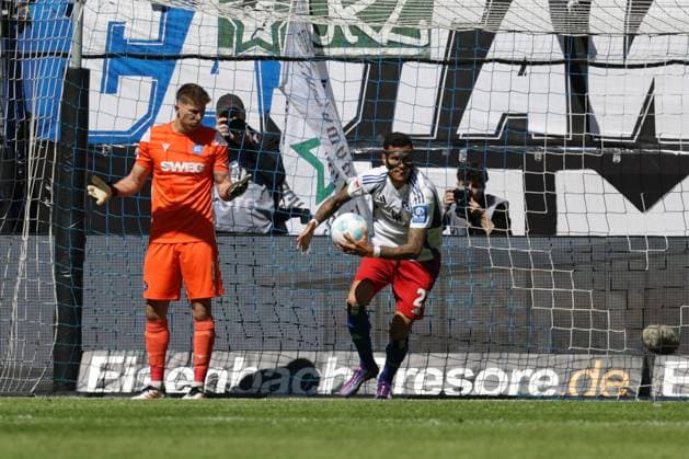 GER, xFSx ,Hamburg, HSV , 2 Bundesliga , Soccer, DFL, Hamburger SV vs Karlsruher SC , in Hamburger Volksparkstadion , 27 04 2025 , v l Hamburger SV celebrates the 1 1 by Davie Selke Hamburger SV ,27 DFL regulations prohibit any use of photographs as image sequences and or quasi video Copyright: HMBxMedia FernandoxSoares