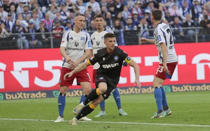 1 2 jubler Marvin Wanitzek Karlsruher SC Soccer, Men, Season 2024 2025, 2 BL, Volksparkstadion, Hamburger SV vs Karlsruher SC DFL REGULATIONS PROHIBIT ANY USE OF PHOTOGRAPHS AS IMAGE SEQUENCES AND OR QUASI VIDEO