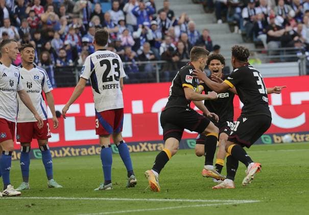 1 2 jubler Marvin Wanitzek Karlsruher SC Soccer, Men, Season 2024 2025, 2 BL, Volksparkstadion, Hamburger SV vs Karlsruher SC DFL REGULATIONS PROHIBIT ANY USE OF PHOTOGRAPHS AS IMAGE SEQUENCES AND OR QUASI VIDEO