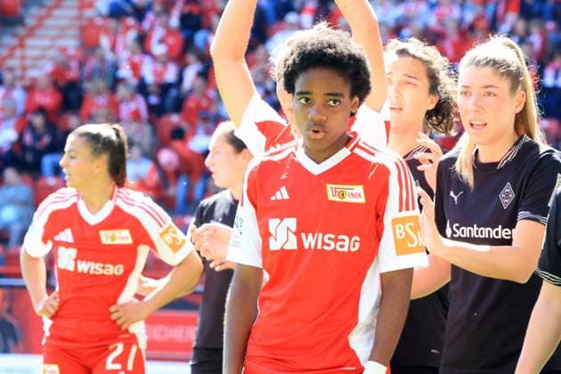 DEU, 2 BL, Frauen, 1 FC Union vs Borussia Moenchengladbach, 27 04 2025, Stadion Alte Foersterei, Berlin, DEU, 2 BL, Frauen, 1 FC Union vs Borussia Moenchengladbach, im Bild Naika Reissner 1 FC Union Berlin 42 , Yvonne Brietzke Moenchengladbach 19 DFL regulations prohibit any use of Photographs as image sequences and or quasi video nordphotoxGmbHx xEngler nph00076